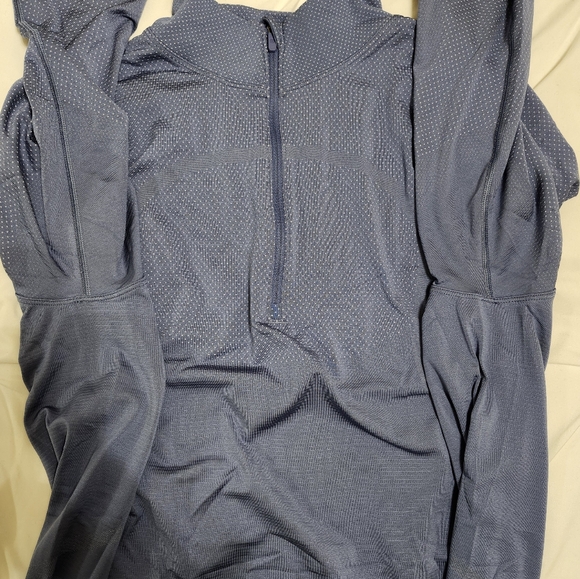 Lululemon Swiftly Relaxed Half Zip. Colour is Water Drop / Vapor. Size 12 - Picture 7 of 10
